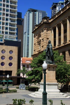 Queen Street Mall Brisbane, Queen Victorias statue,off the main drag