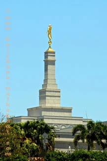 Queen Street Mall Brisbane, golden statue  across the Brisbane River
